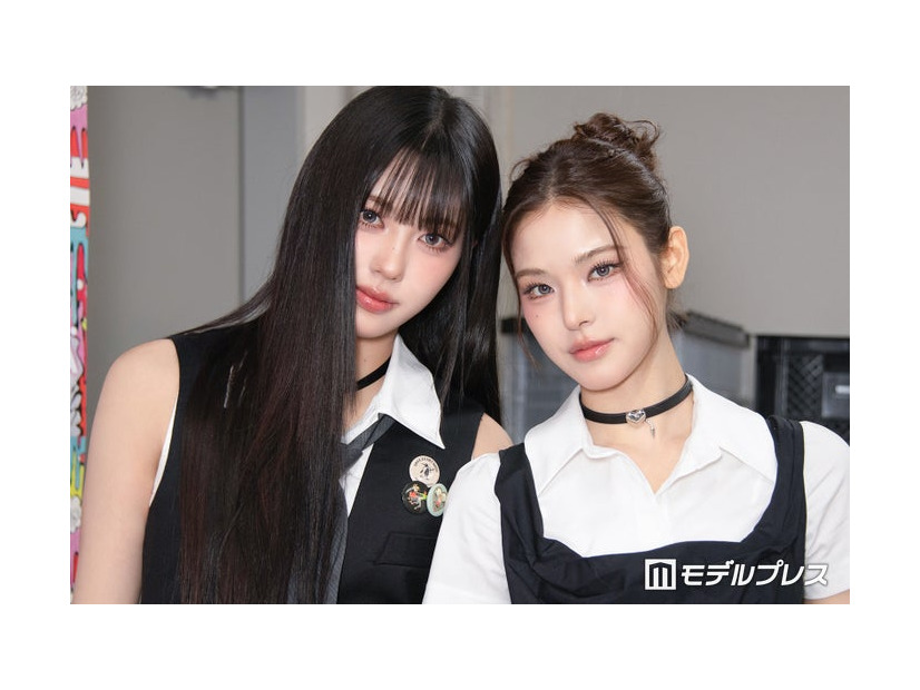 モデルプレスのインタビューに応じたココ、マイ／izna（C）モデルプレス