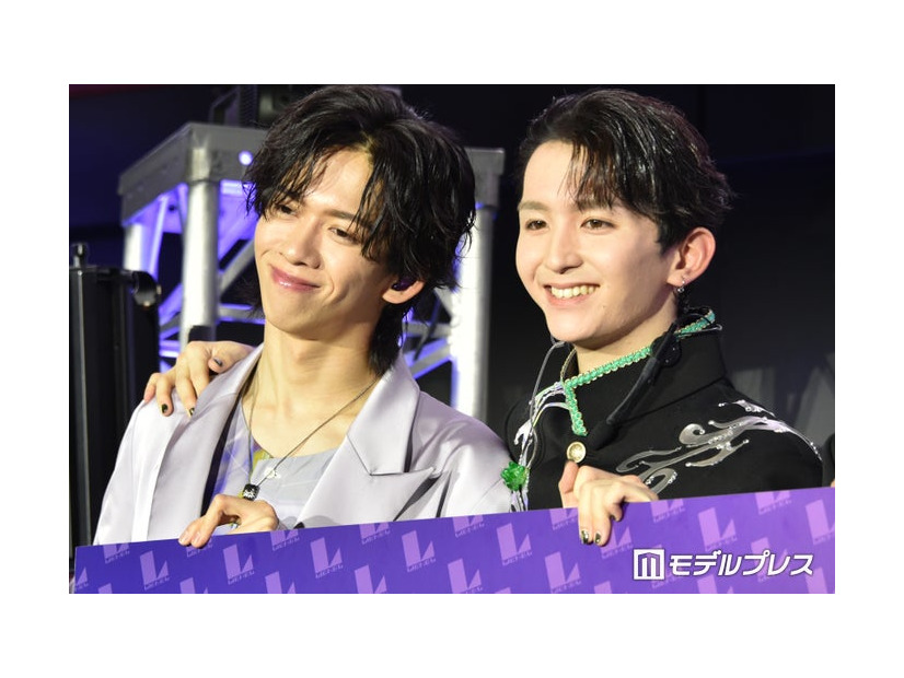 肩を組む“リョガミロ”リョウガ、高岡ミロ（C）モデルプレス