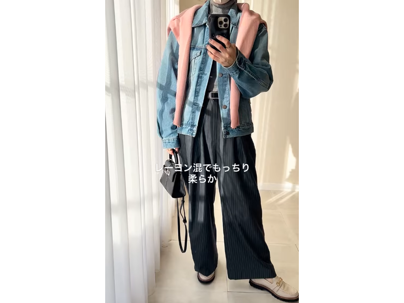 ピンクニットの肩掛けワザで春らしく。大人のデニムジャケットスタイル【40代の毎日コーデ】