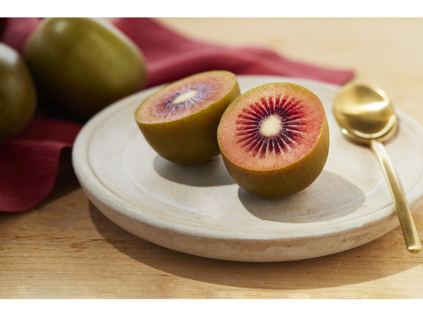 医師・石原新菜先生も「美肌・花粉症・老化ケア」で太鼓判！希少な赤いキウイが今年はスーパーで「手に入りやすくなった」理由とは