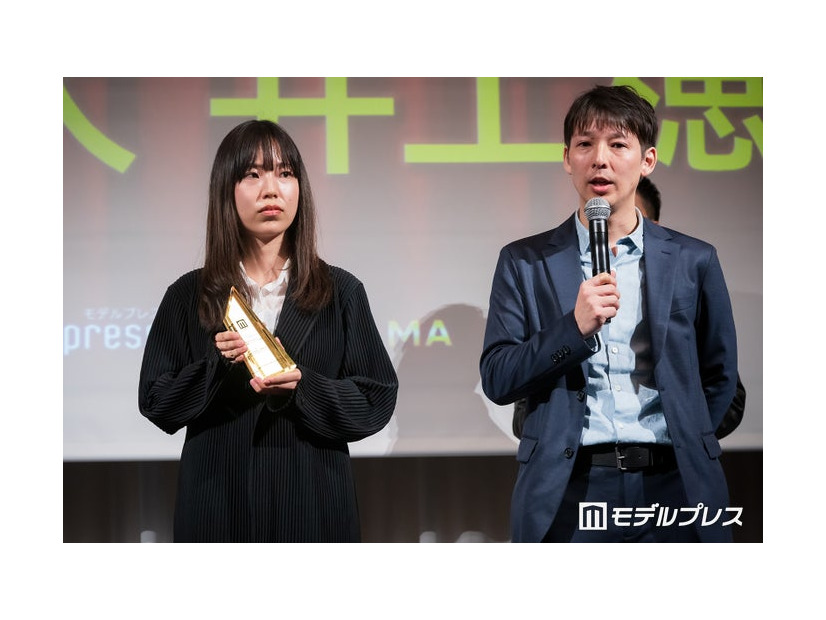 「モデルプレスベストドラマアワード」授賞式に登壇した井上穂乃香プロデューサー、倉地雄大プロデューサー（C）モデルプレス