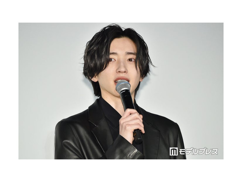 生見愛瑠から存在を忘れられていた道枝駿佑（C）モデルプレス