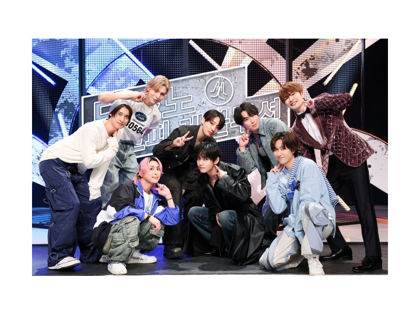 （前列左から）佐久間大介、V、阿部亮平（後列左から）向井康二、ラウール、JUNG KOOK、宮舘涼太、深澤辰哉 （C）TBS