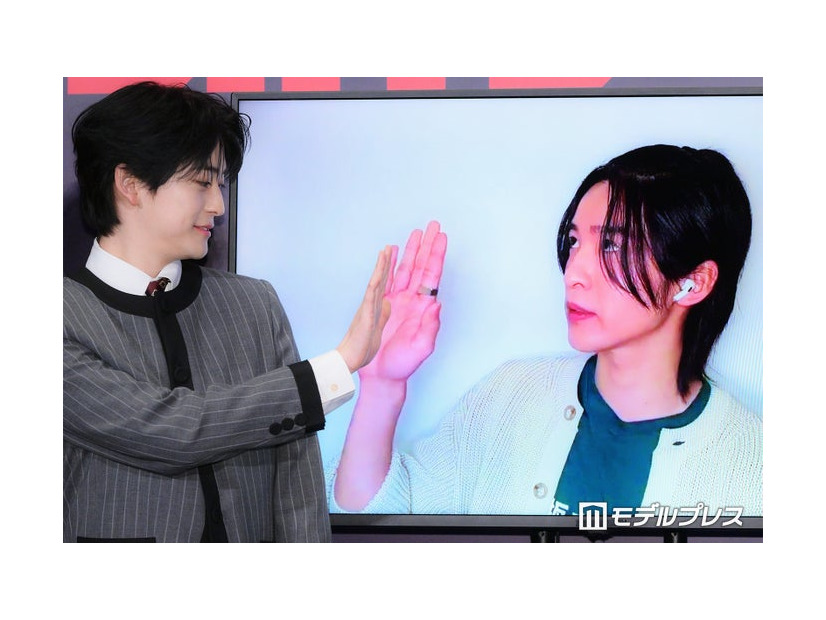 映画「SAKAMOTO DAYS」（4月29日公開）完成披露舞台挨拶で高橋文哉＆目黒蓮が“ハイタッチ”（C）モデルプレス