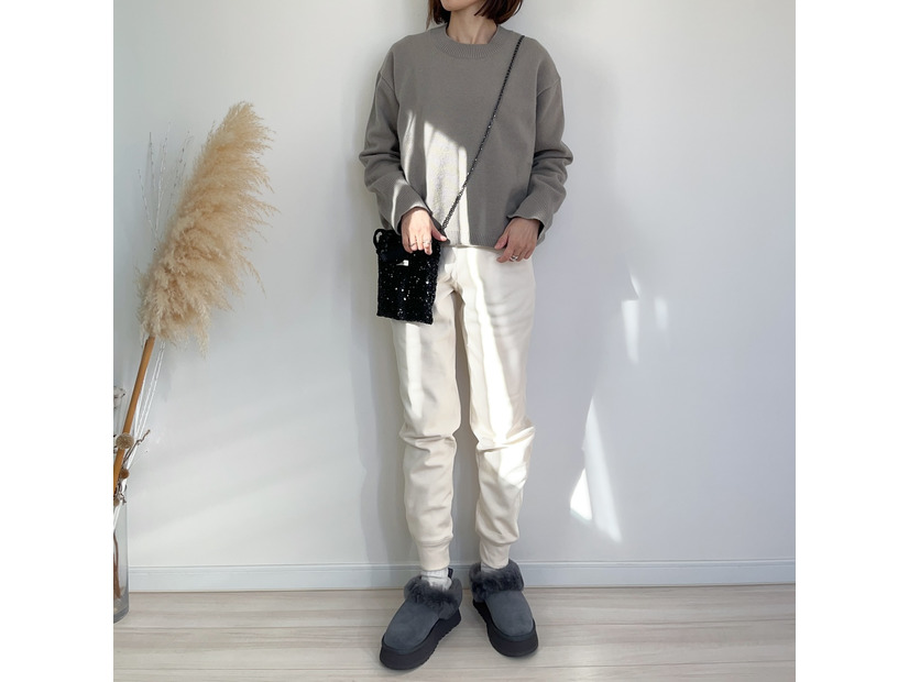 今季大ヒットした【ユニクロ】スウェットパンツ。軽やかな白は、春にも活躍しますよ【40代の毎日コーデ】