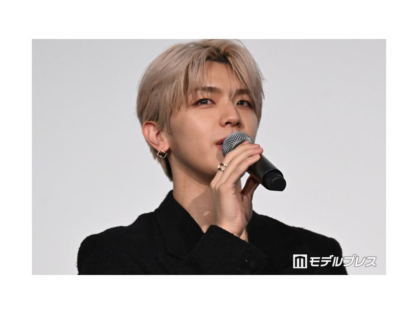 池崎理人の新たな一面を明かす高塚大夢（C）モデルプレス