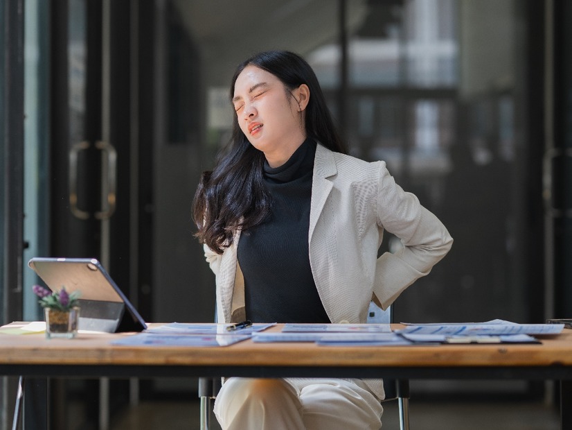 「最近痩せにくくなった」と感じたら、座り姿勢を見直して！今のままだと背骨が「Ｃの字」に歪む⁉