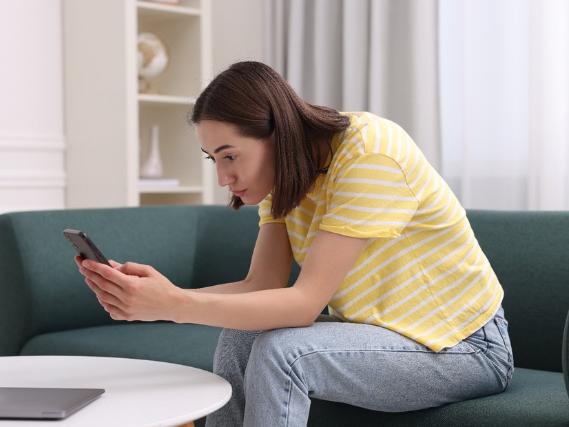 二の腕が太いのはスマホのせい？くびれ消失、背中のハミ肉…ついやりがちな「あの姿勢」が、オバ見え体型を加速させる!?