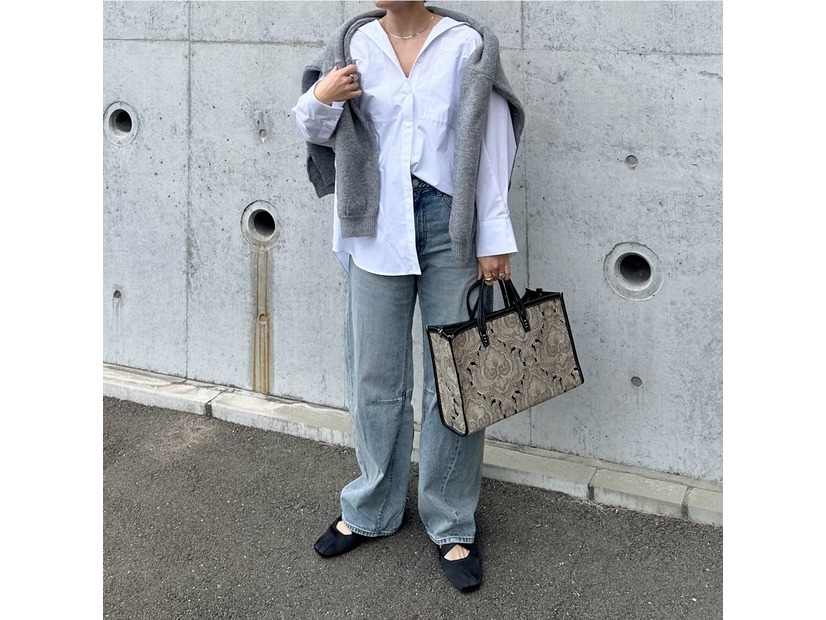 白シャツ×デニムを今年らしく。シルエットで差をつける大人の洗練デイリーカジュアル【40代の毎日コーデ】