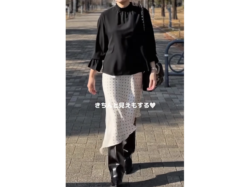 デイリーにもオケージョンにも映える黒のフリルブラウス。大人世代にちょうどいい甘すぎない着こなし【40代の毎日コーデ】