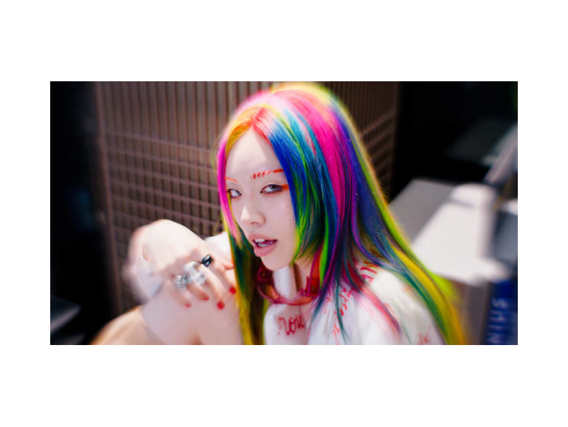 ちゃんみな、ツアーで話題の楽曲「FLIP FLAP」MV公開で反響｜10周年イヤーに勢い