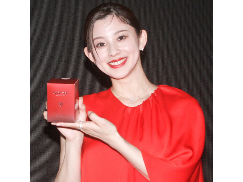 朝比奈彩「すごい良かった」“30代のハリツヤ不足に”愛用の美容液を紹介