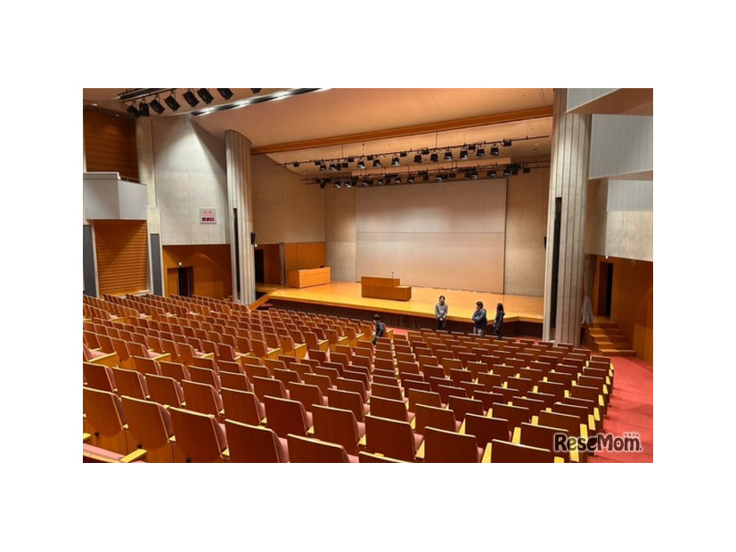 現役の東洋大生と一緒に大きな講堂などキャンパス内を探検