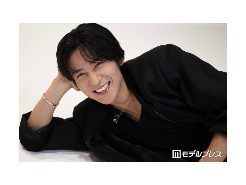 坂本太郎と同じように寝そべってくれた目黒蓮（C）モデルプレス