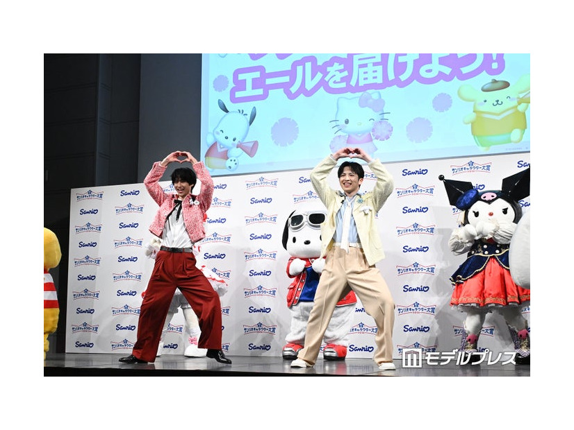 「爆裂愛してる」を披露する曽野舜太、吉田仁人（C）モデルプレス