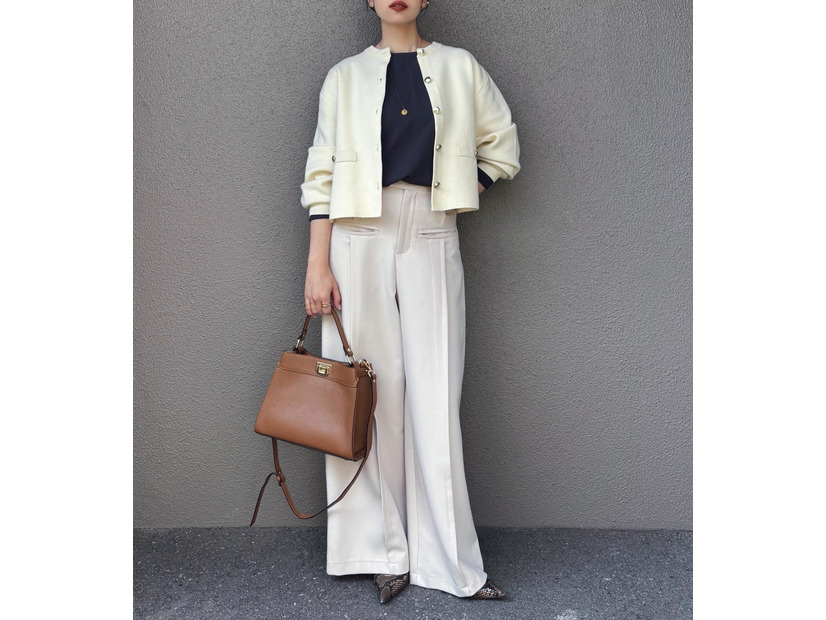 白系ワントーンの大人のパンツコーデ。品と大人感の秘訣はゴールドボタンのアクセント【40代の毎日コーデ】