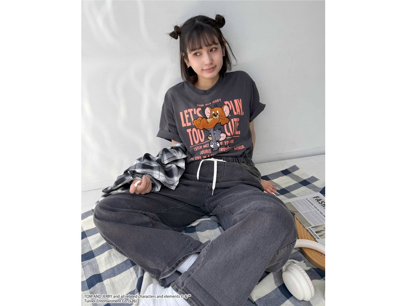 アクリルキーホルダー付　トムとジェリーTシャツ　￥2,450（税込価格 ￥2,695)