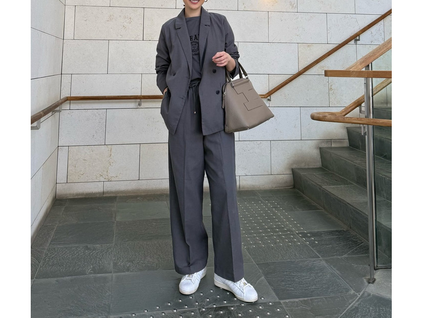 忙しい朝に頼れるセットアップ。ほどよいカジュアル感の秘訣はインに着たロゴＴ【40代の毎日コーデ】