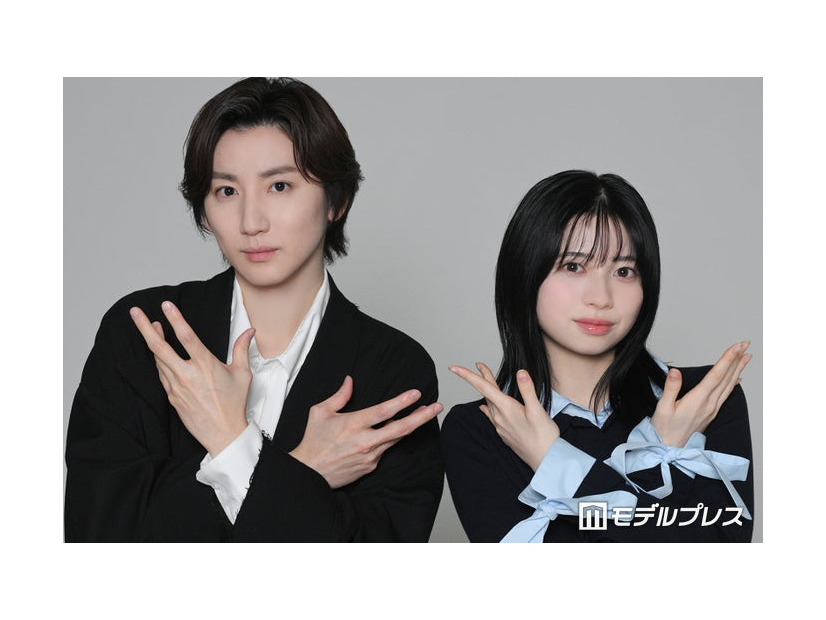 人外ポーズを決める京本大我、桜田ひより（C）モデルプレス