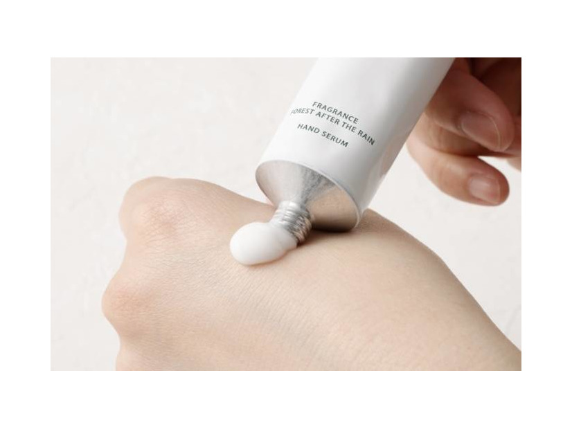 NAIA、“守る”発想のハンド美容液「雨上がりの森の香り」発売