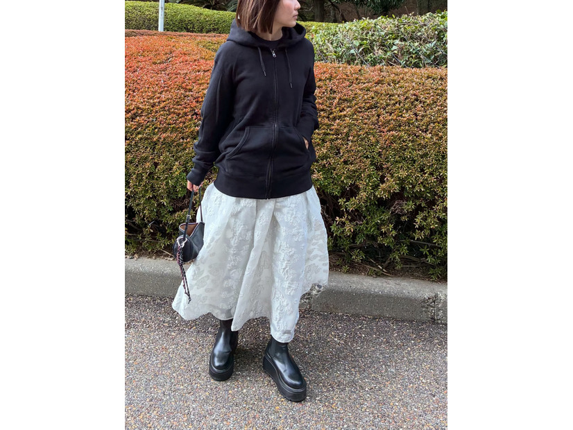 かなり使える【ユニクロ】スウェットパーカ。白スカートを合わせた大人の春の甘辛MIX【40代の毎日コーデ】