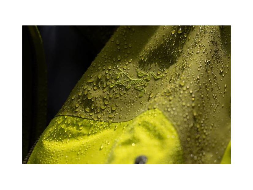 フェスも街も制するテックウエア2026｜進化する機能素材ブランド