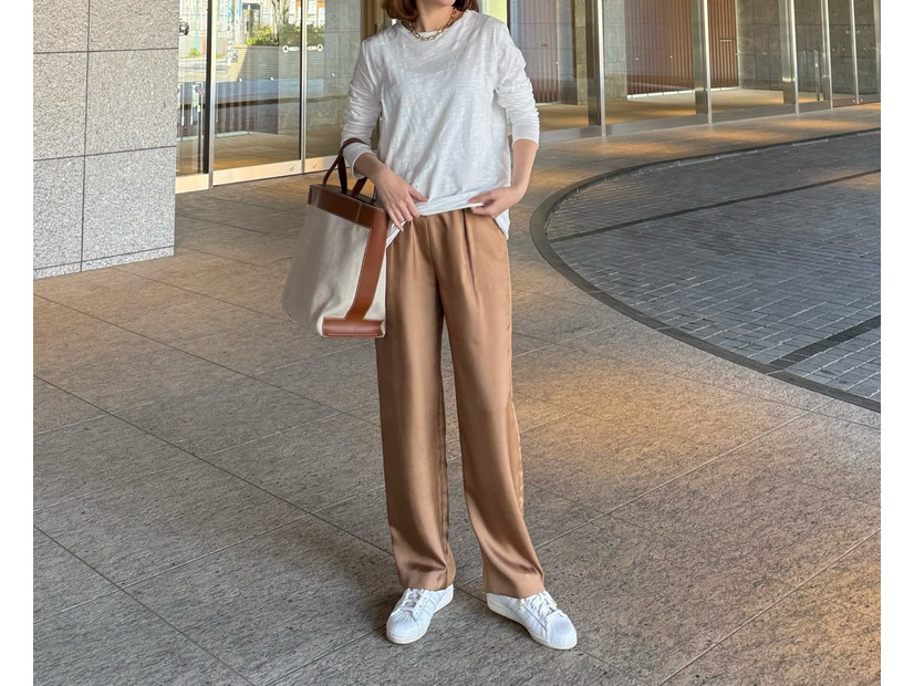 白ロンＴはスラブ素材で表情豊かに。×キャメルパンツを合わせた軽やかスタイル。【40代の毎日コーデ】