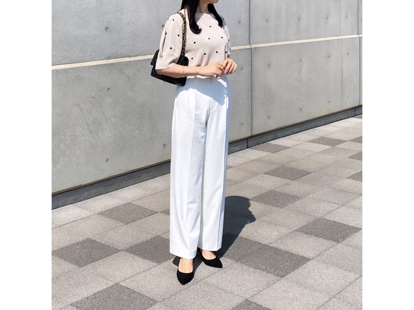 ドット柄×【ユニクロ】白パンツ。初夏に映える爽やかな着こなし【40代の毎日コーデ】