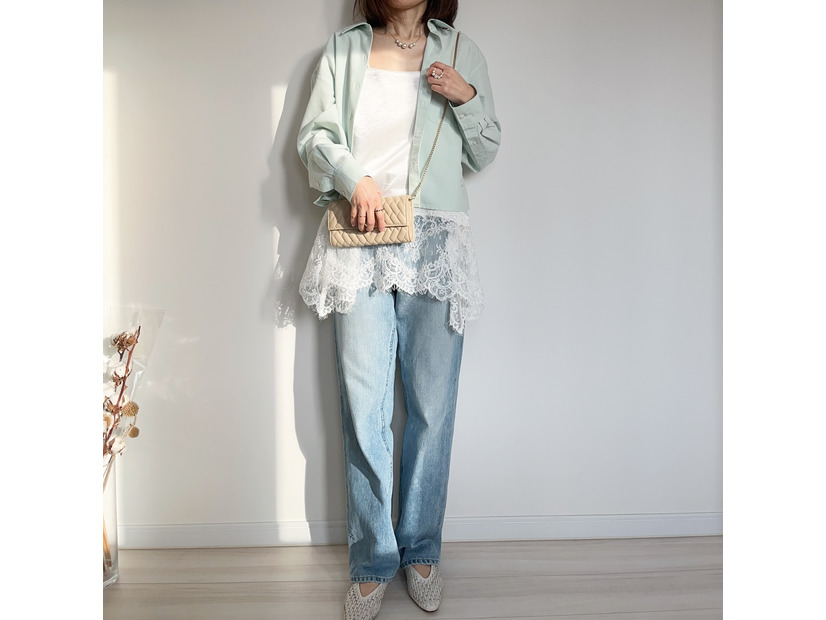 今季注目のミントを【ユニクロ】定番シャツで。ボタンを閉めても羽織ってもサマになる一枚とは【40代の毎日コーデ】