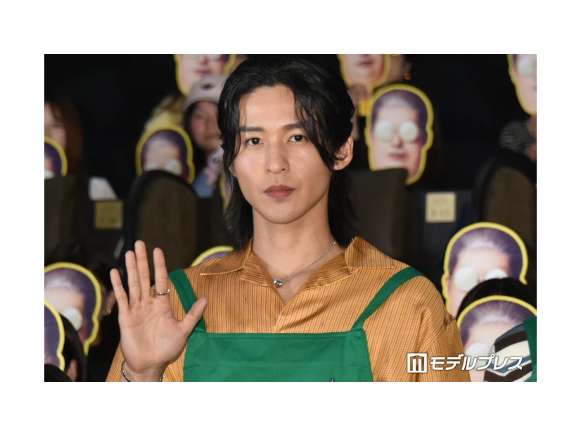 「坂本商店」の緑のエプロンを着用し登壇した目黒蓮（C）モデルプレス