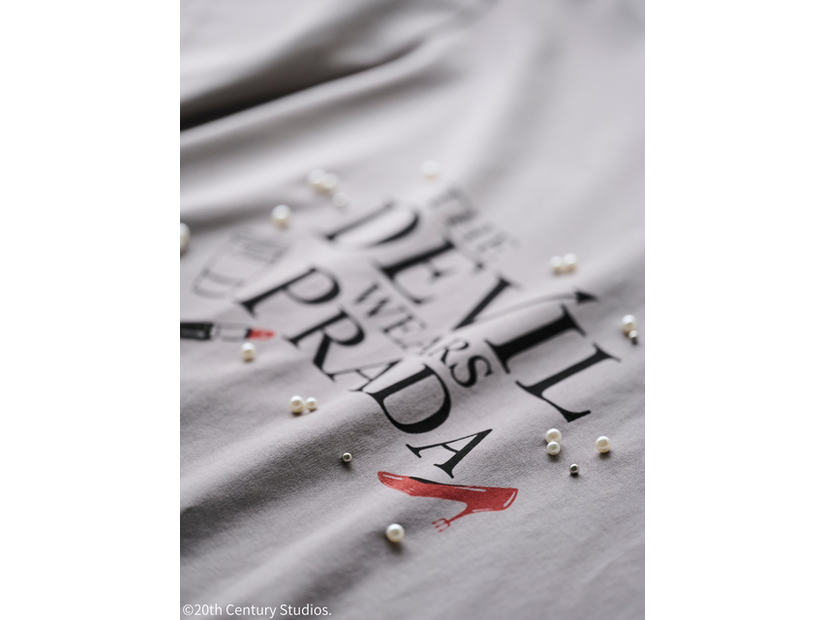 『プラダを着た悪魔』Stola.別注Tシャツ© 2025 20th Century Studios.