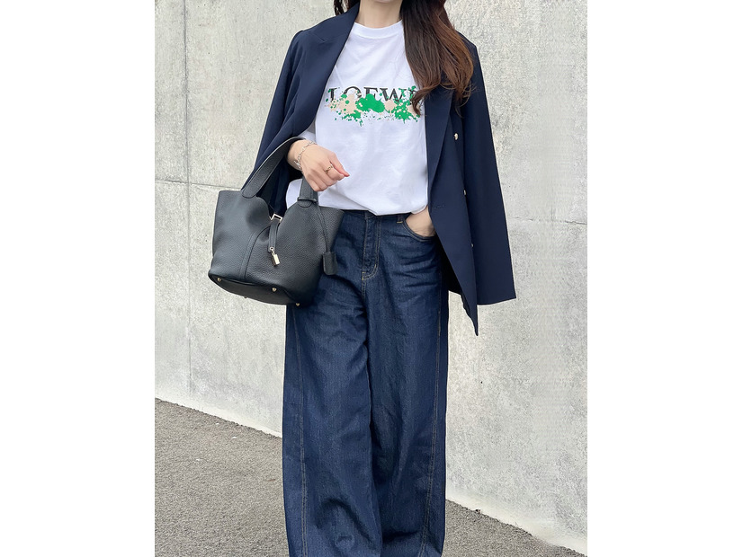 品格が出る【ネイビーのダブルジャケット】。ロゴT×ワイドデニムに羽織った知的でカジュアルな着こなし【40代の毎日コーデ】