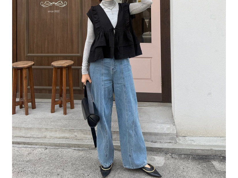 おしゃれを楽しみたい日にちょうどいい【フリルベスト】。シンプルコーデに遊び心を取り入れた春の着こなし【40代の毎日コーデ】
