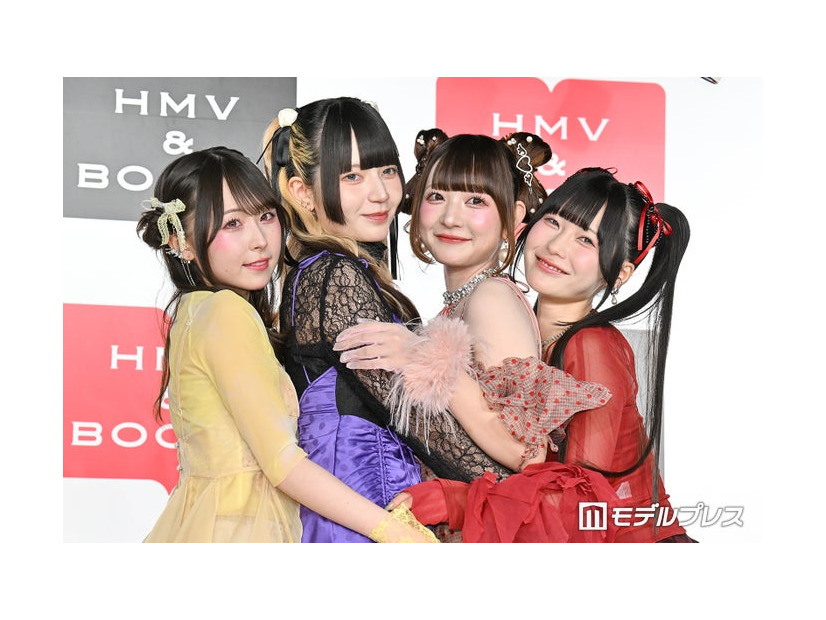 （左から）島村嬉唄、環やね、チバゆな、逃げ水あむ／きゅるりんってしてみて（C）モデルプレス