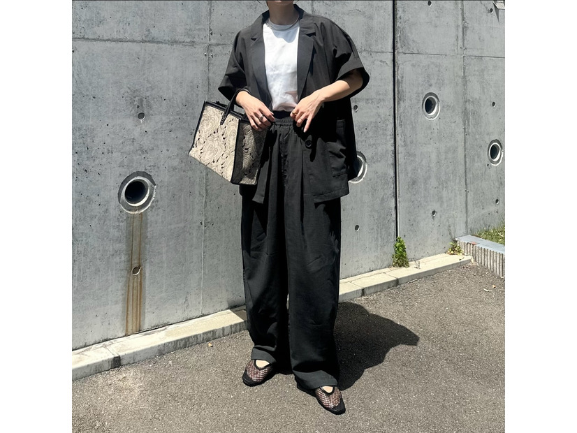 こなれ感たっぷり。夏の【黒セットアップ】で作るハンサムスタイル【40代の毎日コーデ】