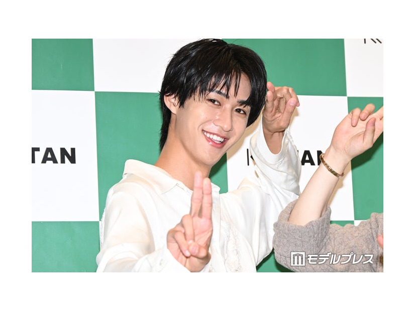 滅ポーズを披露する曽野舜太（C）モデルプレス