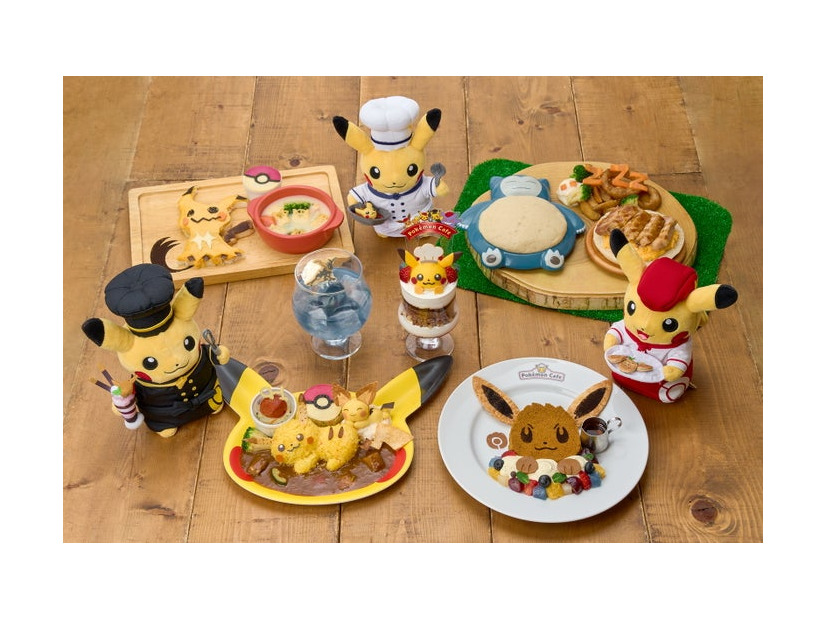 ポケモンカフェ特製かざり付き! ピカピカパフェ ～チョコ＆ベリー～　2,090円（税込）、ピカチュウとピチューのなかよしカレープレート　2,530円（税込）、カビゴンのおひるね てりやきバーガー　2,530円（税込）、ミミッキュのばけのかわオムレツとコーンシチュー　2,530円（税込）、イーブイのカラフルフルーツパンケーキ　2,090円（税込）、ゆけっ! ゲッコウガ! えんまく白桃ドリンク　1,375円（税込）（C）2026 Pokemon. （C）1995-2026 Nintendo/Creatures Inc. /GAME FREAK inc. ポケットモンスター・ポケモン・Pokémonは任天堂・クリーチャーズ・ゲームフリークの商標です。