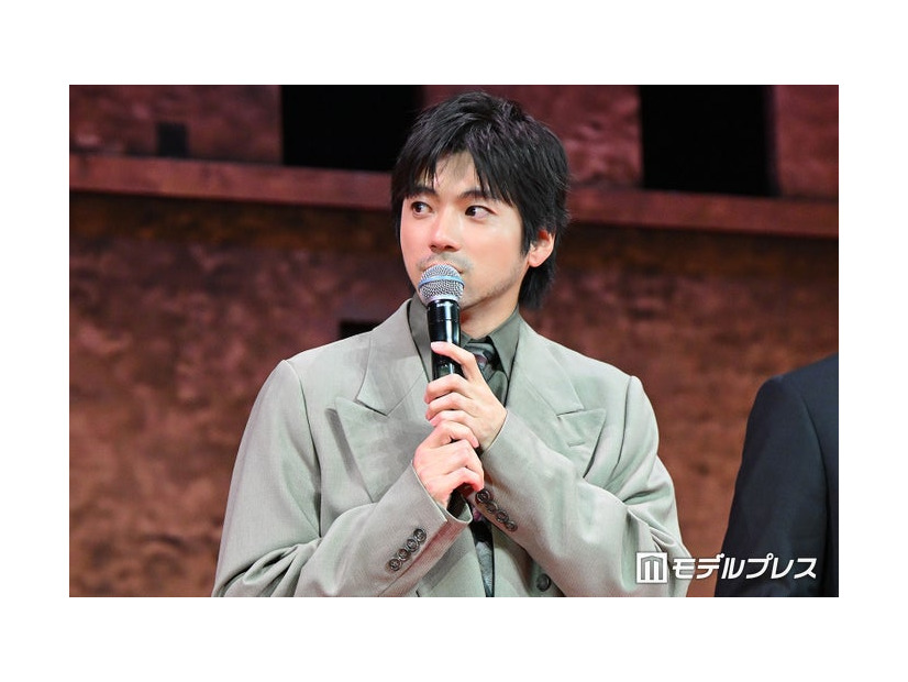 共演者からツッコまれ慌てふためく山田裕貴（C）モデルプレス
