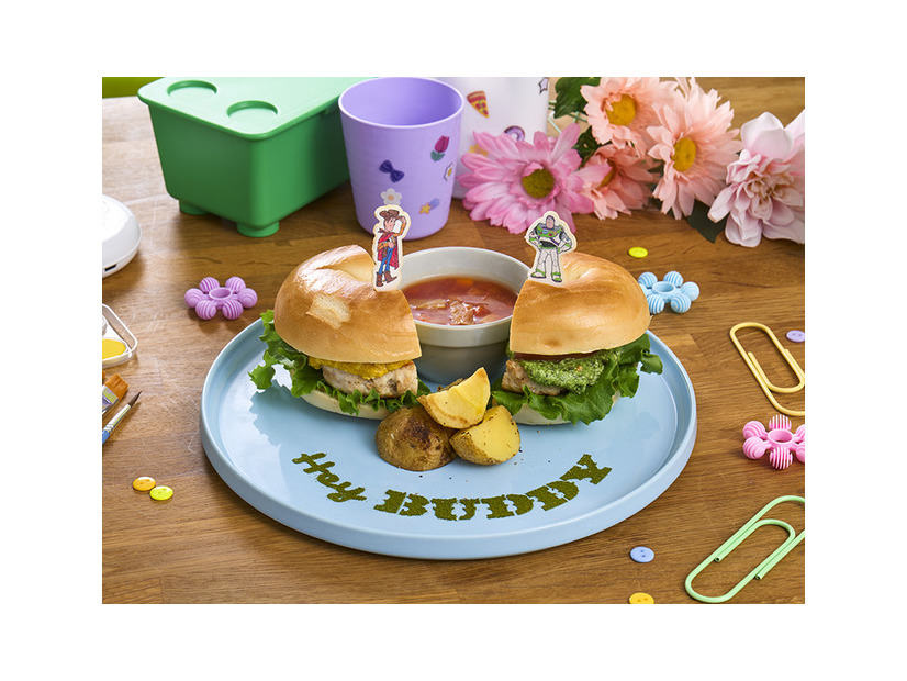 【前期】＜ウッディ＆バズ＞久しぶりだな、相棒バーガー© Disney/Pixar