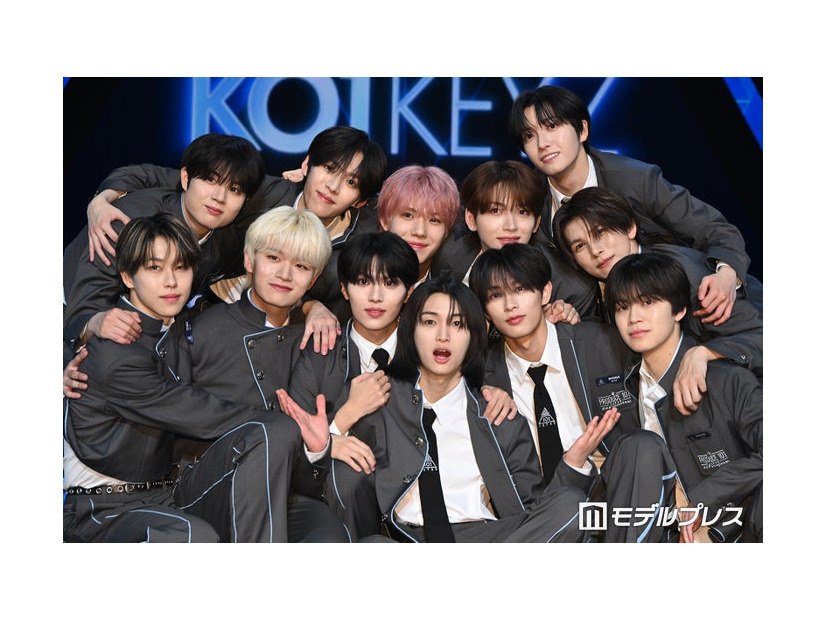 KO1KEYZ（コイキーズ）／（後列）ISSA（柳谷伊冴）、SHINHAENG（オ・シンヘン）、YOSHIKI（矢田佳暉）、K.DAIKI（加藤大樹）、SIYOUNG（パク・シヨン）、YUKI（後藤結） （前列）TOWA（濱田永遠）、RYUJI（杉山竜司）、YURA（安部結蘭）、KEITO（小野慶人）、RYOGA（飯塚亮賀）、KOSUKE（照井康祐）（C）モデルプレス