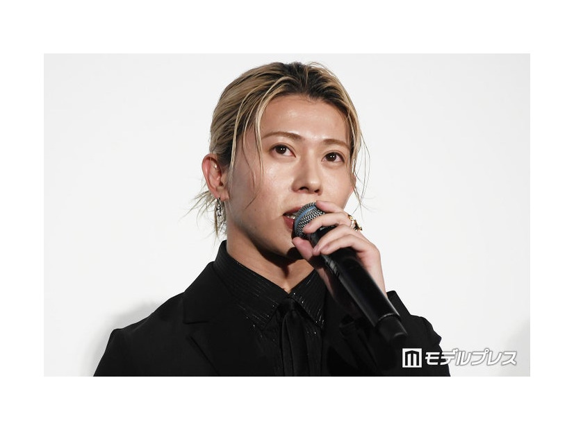 向井康二と“新旧おそ松共演”を果たした末澤誠也（C）モデルプレス