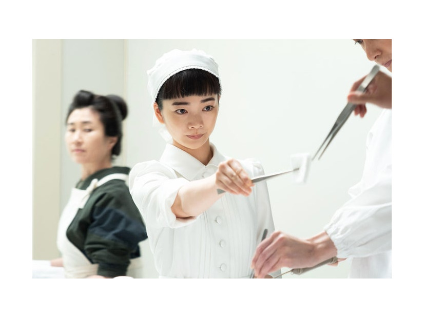 猫背椿、見上愛「風、薫る」第61話（C）NHK