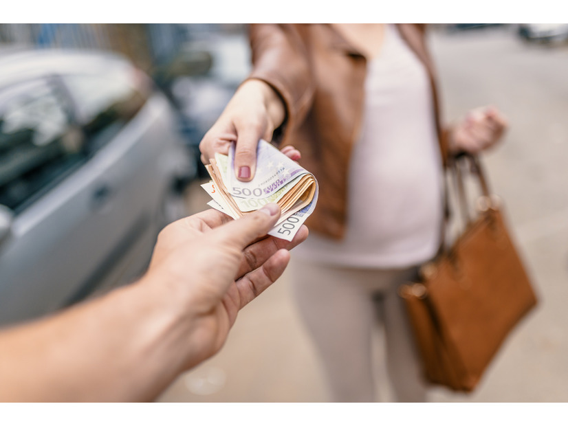48歳女性、年下の外国人ダンサーと電撃婚！貢いだ額は「月1〜3万円」から始まって、じわじわ膨らみ150万円に！。「国際ロマンス詐欺」の巧妙な手口【行政書士が解説】