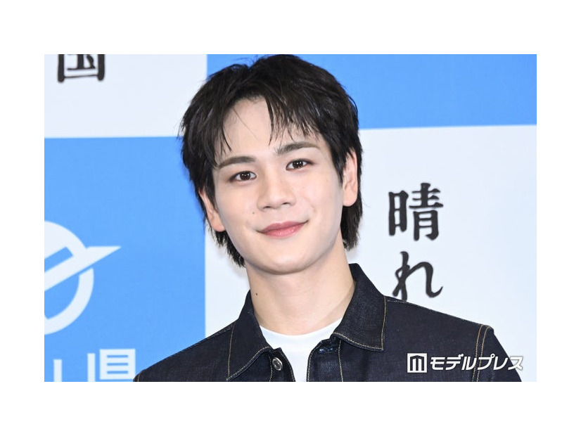 “岡山デニム”姿で登場した豆原一成（C）モデルプレス