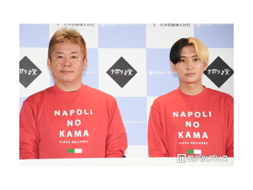 太洋物産事業戦略発表会 堀江貴文氏取締役就任式に登場した堀江貴文氏、ヒカル（C）モデルプレス