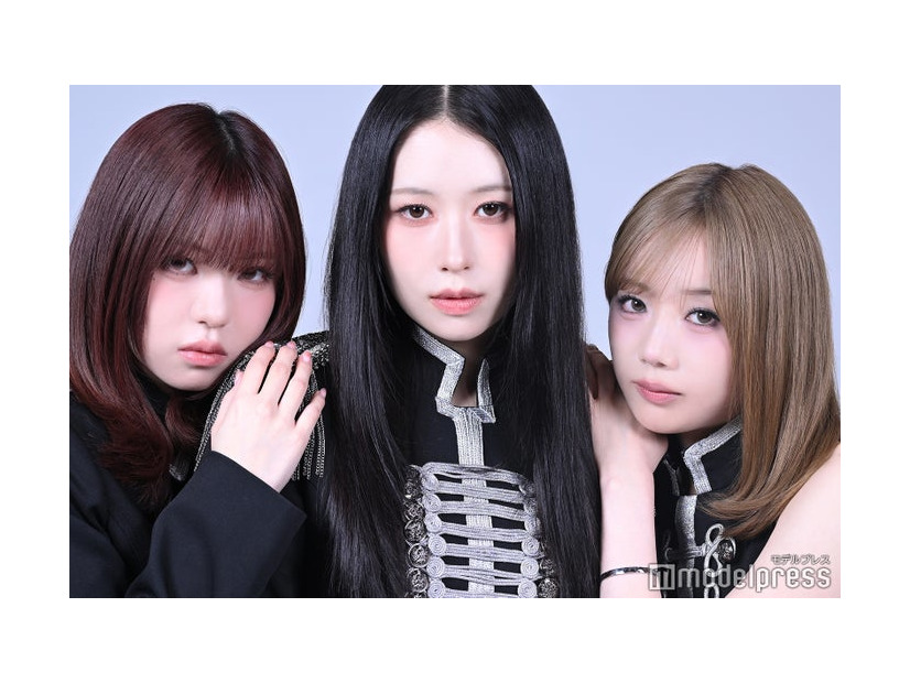 モデルプレスのインタビューに応じたME:IのTSUZUMI、MOMONA、KIEKO（C）モデルプレス