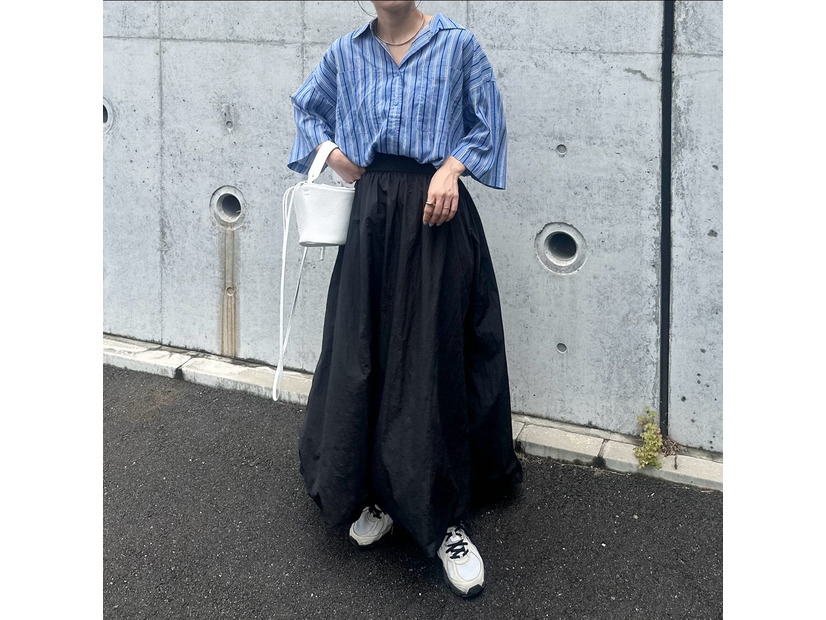 大人世代が圧倒的に使いやすい【ブルーストライプシャツ】。×黒スカートで軽やかに仕上げた爽やかリラックス【40代の毎日コーデ】