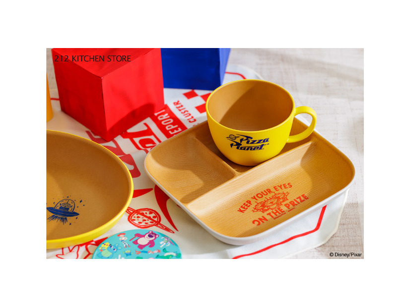 オーバルプレート ￥1,980 / 仕切りプレート ￥2,200 / マグ 各￥1,540