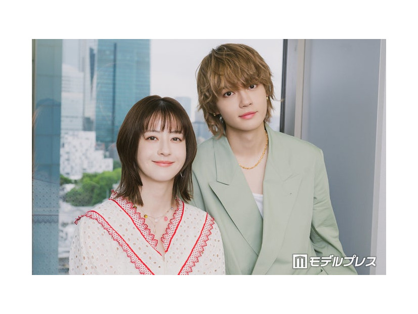 モデルプレスのインタビューに応じた松本若菜、佐野勇斗（C）モデルプレス