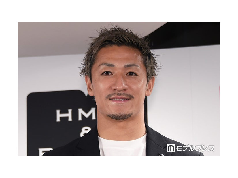「がむしゃら なぜ俺は、こんなに走るのか——。」お渡し会＆W杯報告会に出席した前田大然選手（C）モデルプレス
